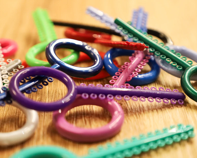 Różne kolory gumek do aparatów stałych