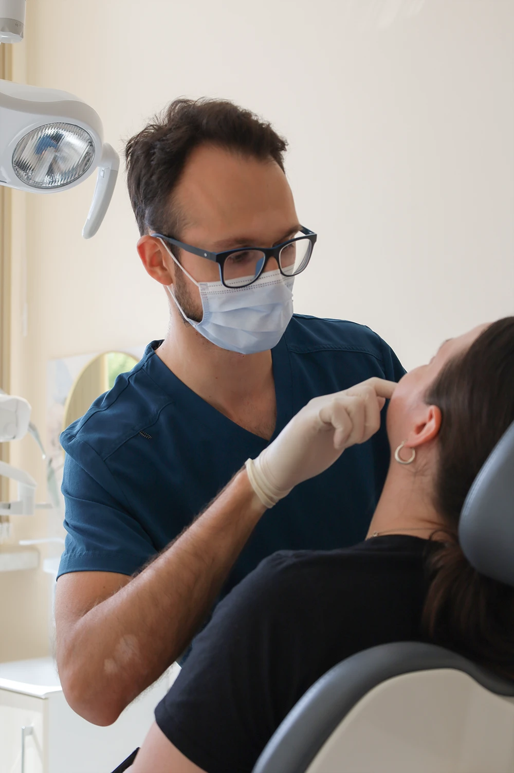 Lekarz dentysta podczas badania jamy ustnej pacjenta w gabinecie Linea Orto Sieradz